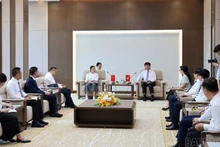 Tran Huy Tuan, vice-secrétaire du Comité provincial du Parti et président du Comité populaire de la province de Lao Cai, a reçu le 17 juillet une délégation officielle du district de Hekou. Photo : NDEL.