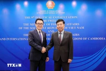Le vice-ministre vietnamien des Affaires étrangères, Nguyen Manh Cuong (droite) et le secrétaire d'État cambodgien des Affaires étrangères et de la Coopération internationale, Ung Rachana. Photo : VNA.