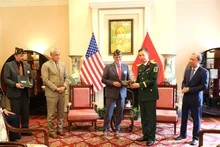 Un représentant de la VFW (à gauche) remet des souvenirs de guerre à la partie vietnamienne. Photo : VNA.