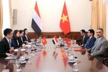 La vice-ministre des Affaires étrangères, Nguyen Minh Hang, s’est entretenu avec le Dr Mansour Ali Saeed Bajash, vice-ministre des Affaires étrangères et des Expatriés du Yémen, à Hanoi, le 17 juillet. Photo : VNA.