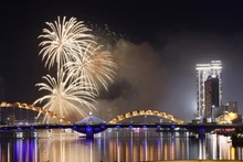 Dà Nang illuminée par de magnifiques spectacles pyrotechniques. Photo : VNA.