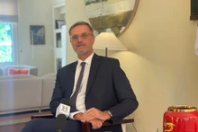 Olivier brochet, ambassadeur de France au Vietnam. Photo : VOV.