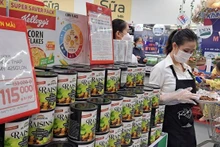 Raisins secs américains en conserve sur les rayons du MM Mega Market An Phu, Ho Chi Minh-Ville. Photo d'archive: nld.com.vn