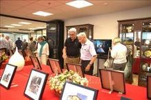 Visiteurs à l'exposition. Photo : VNA.