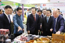 Des délégués visitent un stand vietnamien lors de la foire. Photo : VNA.