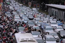 Congestion dans une rue de Hanoi aux heures de pointe. Photo : VNA.