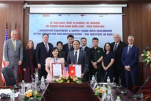 Des représentants de l’Institut de biologie (VAST) et de l’ICMP échangent les documents de remise des équipements du projet. Photo : thoidai.com.vn
