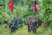 Début juillet, dans des conditions météorologiques difficiles, une patrouille conjointe sans précédent a été menée entre les forces de garde-frontières de la province vietnamienne de Nghe An et le Commandement militaire de la province laotienne de Houaphan. Photo : NDEL