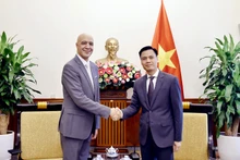 Le vice-ministre vietnamien des Affaires étrangères, Dang Hoàng Giang (à droite) et l'ambassadeurs du Maroc au Vietnam, Jamale Chouaibi. Photo : VNA.