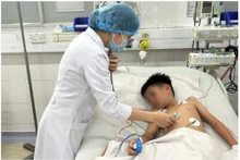 Une médecin traite un enfant atteint de dengue sévère au Service des urgences et des soins intensifs de l'Hôpital des maladies tropicales de Ho Chi Minh-Ville. Photo : VNA.