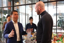 Le président de la VBAB, Nguyen Thanh Vinh (à gauche) échange avec un représentant d'une entreprise belge. Photo : VNA.