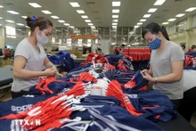 Production des articles destinés à l'exportation vers le marché de l'UE chez la société du textile Thai Nguyen. Photo : VNA.
