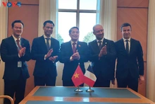 Nguyen Duc Hai, vice-président de l'Assemblée nationale vietnamienne (au centre) aux côtés de Loïc Hervé, vice-président du Sénat français. Photo : VOV.