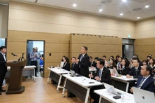 De nombreux sujets juridiques ont fait l’objet de consultations et d’explications détaillées de la part des avocats et des représentants de l’Ambassade du Vietnam en République de Corée, au bénéfice de la communauté vietnamienne. Photo : NDEL.