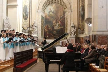 L’ensemble vocal Hop ca Que huong au 28e Festival international de chant choral de Paris. Photo : VNA