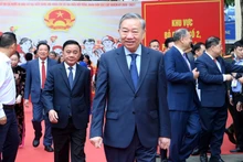 Le secrétaire général du Parti communiste du Vietnam, To Lam, et le permanent du Secrétariat du Comité central du Parti au bureau de vote numéro 2 du quartier de Ba Dinh. Photo : NDEL.