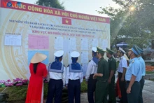 Des électeurs se renseignent sur les candidats. Photo : VOV.