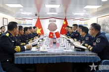 Réunion entre les commandants des deux escadrons navals à bord du navire 568 de la marine chinoise. Photo : qdnd.vn