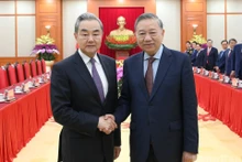 Le Secrétaire général du Parti communiste vietnamien, To Lam (à droite) et le ministre chinois des Affaires étrangères Wang Yi. Photo: NDEL