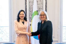 L’ambassadrice Nguyên Thi Vân Anh (à gauche) rencontre Caroline St-Hilaire, administratrice de l’OIF. Photo : nhandan.vn