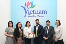 La directrice adjointe de l'Administration nationale du tourisme du Vietnam, Nguyen Thi Hoa Mai, et la délégation de VFS Global. Photo : NDEL.