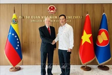 Carolus Wimmer, président de la Maison d’amitié Venezuela-Vietnam, et l'ambassadeur du Vietnam au Venezuela, Vu Trung My. Photo: VNA