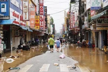 Les ordures s'amoncellent après les inondations à Huê. Photo : nongnghiepmoitruong.vn