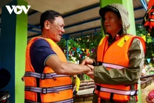 Les habitants, émus, reçoivent les boîtes de repas chauds préparés et livrés par les soldats. Photo : VOV.