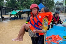 Dans la matinée du 28 octobre, la maison de Nguyen Viet Dan, située au quartier de Thuan Hoa, était submergée sous plus d’un mètre d’eau. Sa femme, victime d’une crise d’asthme, a été secourue à temps par les policiers mobiles qui ont traversé les flots pour l’atteindre. Photo : vnexpress.net