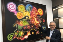 L'ambassadeur Ruben Omar Orozco Burgos présente le tableau aux délégués. Photo : NDEL.