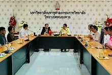 Séance de travail entre le consul général vietnamien Dinh Hoang Linh et Somphob Samitasiri. Photo : baoquocte.vn