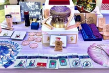 Les souvenirs doivent désormais refléter l’âme du monument, s’inspirer des motifs traditionnels et des figures historiques, tout en étant confectionnés par les villages d’artisans de Hanoï. Photo : NDEL.