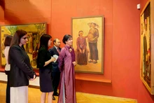 Ngo Phuong Ly, épouse du Secrétaire général To Lam, visite l’exposition « Maître et Élève : la mélodie d’un parcours » à l’Académie russe des beaux-arts à Moscou. Photo : baoquocte.vn