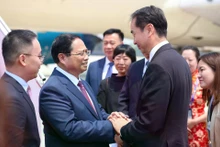 Le Premier ministre Pham Minh Chinh (gauche) est arrivé à Tianjin, entamant sa visite en Chine pour participer à la 16e Réunion annuelle des nouveaux champions du Forum économique mondial (WEF Tianjin 2025) et mener des activités bilatérales. Photo : VNA.