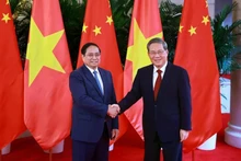 Le PM Pham Minh Chinh (à gauche) et son homologue chinois Li Qiang. Photo : VNA.