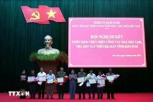 Le président du Comité populaire provincial de Kon Tum décerne des satisfecit à 21 collectifs et 32 individus dans la province de Kon Tum en reconnaissance de leurs contributions exceptionnelles à cette campagne humanitaire nationale, lancée par le Premier ministre. Photo : VNA.