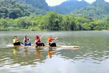 Le lac Pha Day trône à 1 200 mètres d’altitude comme un miroir céleste. Photo : baovanhoa.vn