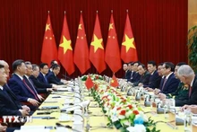 La rencontre entre le Premier ministre vietnamien Pham Minh Chinh et le secrétaire général du Parti communiste chinois Xi Jinping, le 14 avril 2025. Photo : VNA.