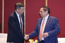 Le Premier ministre vietnamien Pham Minh Chinh et Ge Haijiao (à gauche), président du conseil d’administration de la Banque de Chine. Photo : VNA. 