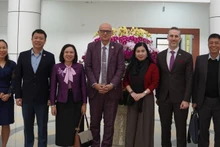 Le Dr Aleksandar (Sasha) Bodiroza pose pour une photo avec des représentants et des responsables du ministère de la Santé et de l'UNFPA. Photo : NDEL.