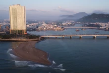 Ces derniers jours, un banc de sable long de plus de 100 mètres et large d’environ 50 mètres est apparu sur la plage de Nha Trang, à proximité du pont Tran Phu, attirant l’attention des habitants et des touristes. Photo : tienphong.vn