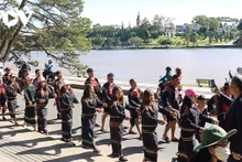 Le festival de rue de Da Lat, qui rassemble des artisans issus de groupes ethniques minoritaires des Hauts Plateaux du Centre, attire aussi bien les locaux que les touristes. Photo : VOV.