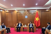 Le vice-président de l’Union des organisations d’amitié du Vietnam, Dong Huy Cuong, reçoit le vice-ambassadeur de Cuba au Vietnam, Joy Puentes Saldise. Photo : thoidai.com.vn