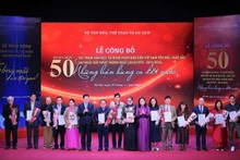 Les délégués présents à la cérémonie dévoilant les 50 œuvres littéraires et artistiques vietnamiennes exemplaires depuis la réunification (1975-2025). Photo : VNA.