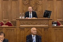 L'ambassadeur Bùi Lê Thai (en haut) prend la parole lors du 6e Forum politique Asie - Europe en Hongrie. Photo : VNA.