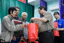 Le Premier ministre Pham Minh Chinh remet des cadeaux aux sinistrés de Hoa Thinh. Photo : VOV.