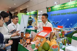 Des délégués découvrent les produits agricoles locaux au stand de l’Union des agriculteurs de la province de Dong Nai.
