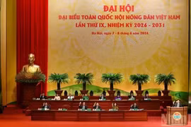 Le Présidium dirige le IXe Congrès national des délégués de l’Association des agriculteurs du Vietnam.