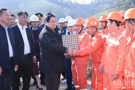Le Premier ministre Pham Minh Chinh présente ses vœux du Nouvel An aux ouvriers travaillant sur le chantier de l’autoroute Dong Dang – Tra Linh. Photo : VNA. 