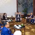 Le président du Comité populaire de Hanoï, Vu Dai Thang, reçoit une délégation internationale. Photo : hanoimoi.vn
